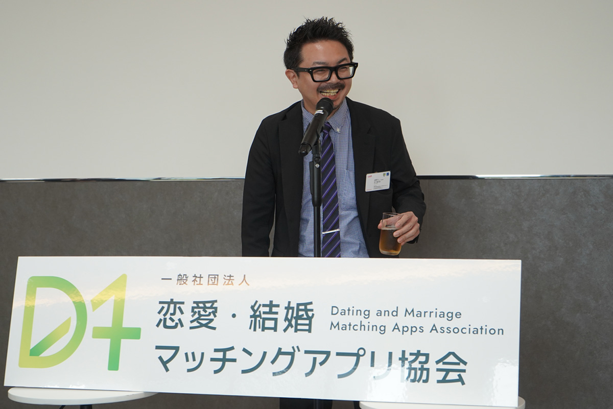 乾杯の音頭を取る五十嵐 昭人前理事